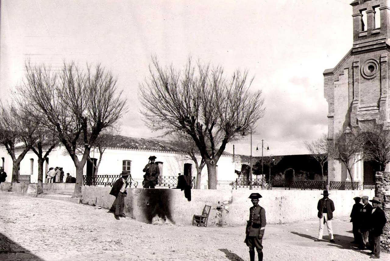 Plaza situada frente al Cuartel de la Guardia Civil de Benalup en 1933