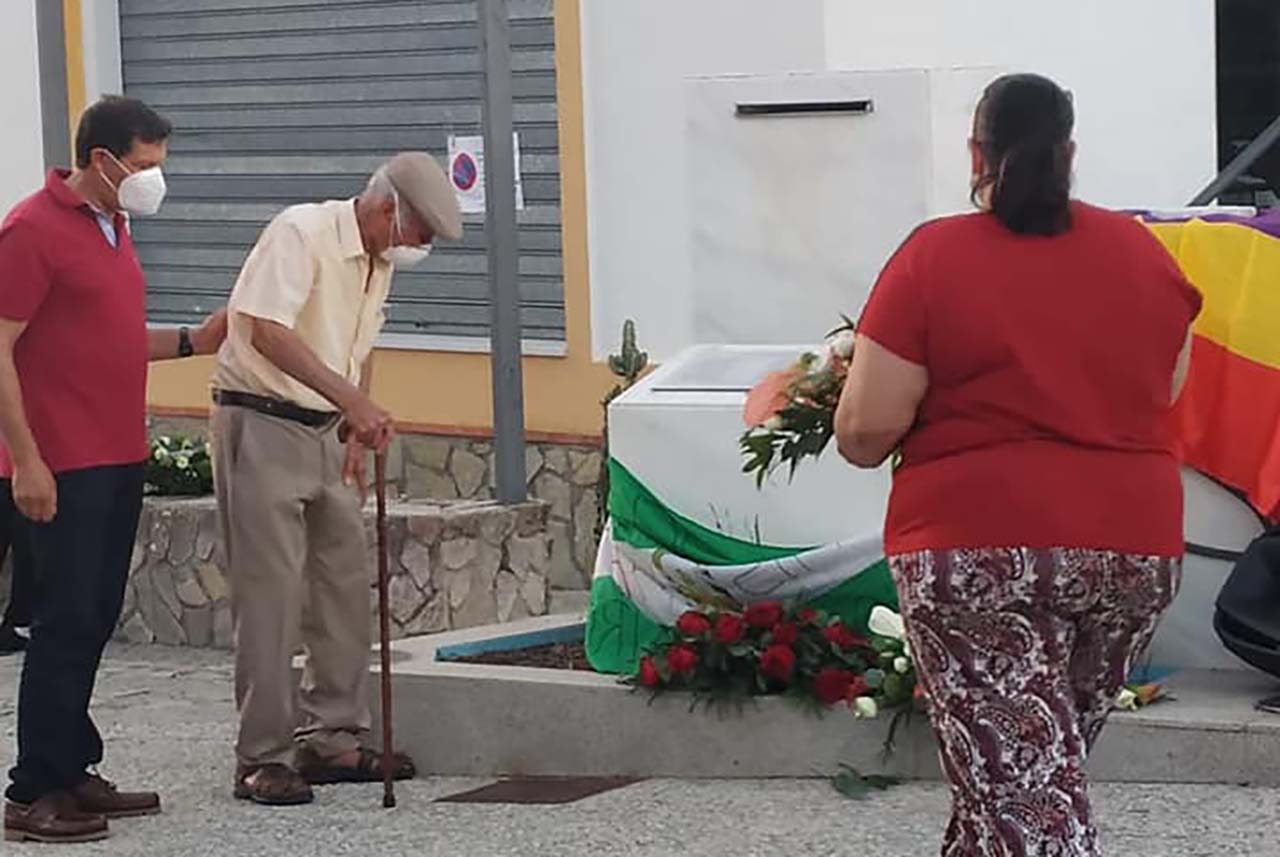 Monolito homenaje a las víctimas de la represión en Paterna